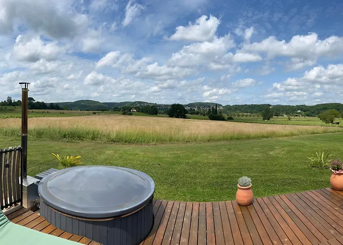 לינה וארוחת בוקר Tonn'o'trip 3*